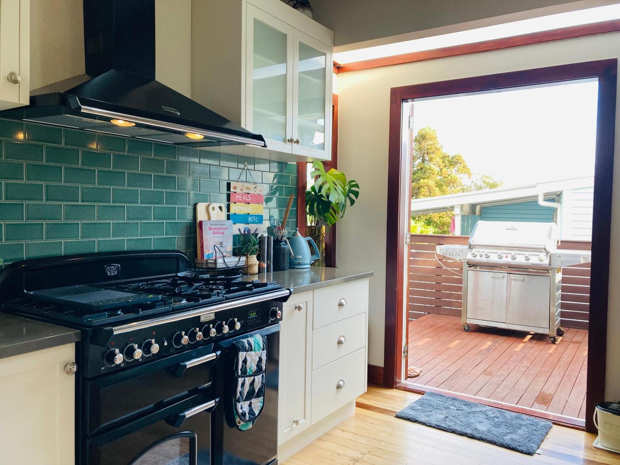 Spacious And Sunny Master Bedroom With Shared Bathrooms Auckland Exterior photo