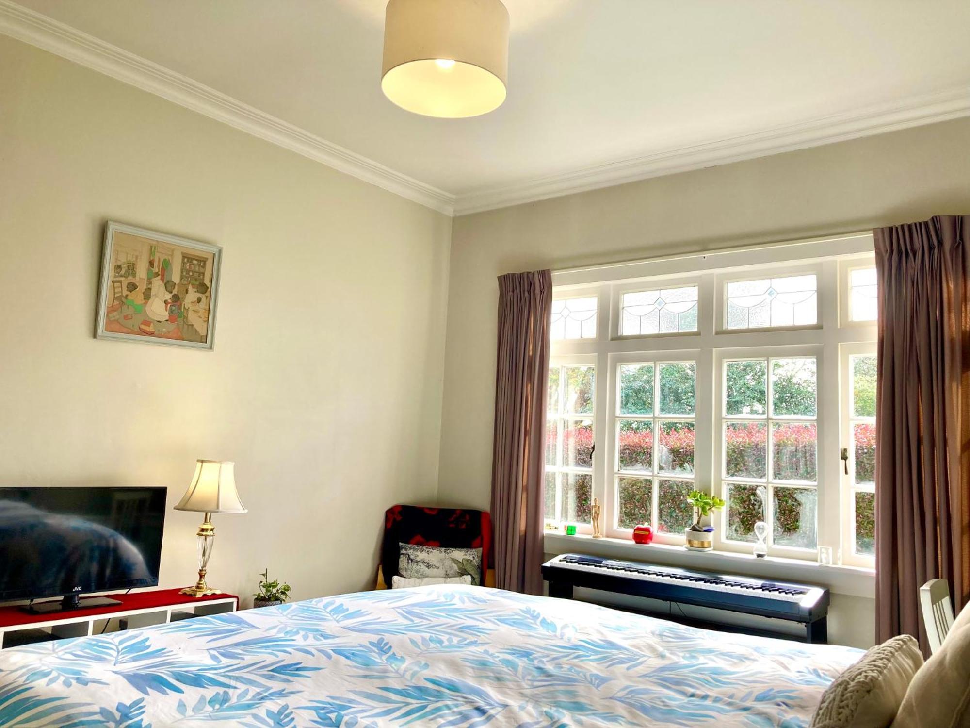 Spacious And Sunny Master Bedroom With Shared Bathrooms Auckland Exterior photo